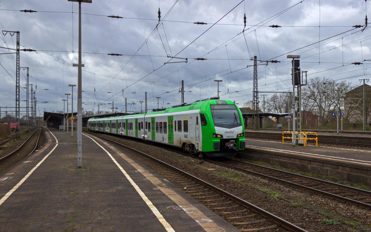 Das neue S-Bahn-Konzept des VRR brachte der im Vergleich zur Hauptachse �ber Bochum und Essen recht wenig bedienten n�rdlichen Ruhrgebiets-Hauptstrecke �ber Herne und Gelsenkirchen eine Neuordnung der S-Bahn-Linie S2 und eine neue st�ndliche RB-Linie von Duisburg nach Dortmund. Auf dieser ist am 18.02.2020 der FLIRT XL-Triebwagen 3429 013 unterwegs. Die anfangs knappe Personallage in diesem Netz versch�rfte sich in den folgenden Wochen, weil der Betreiber Abellio infolge der Corona-Pandemie die Ausbildung neuer Triebfahrzeugf�hrer aussetzen musste.