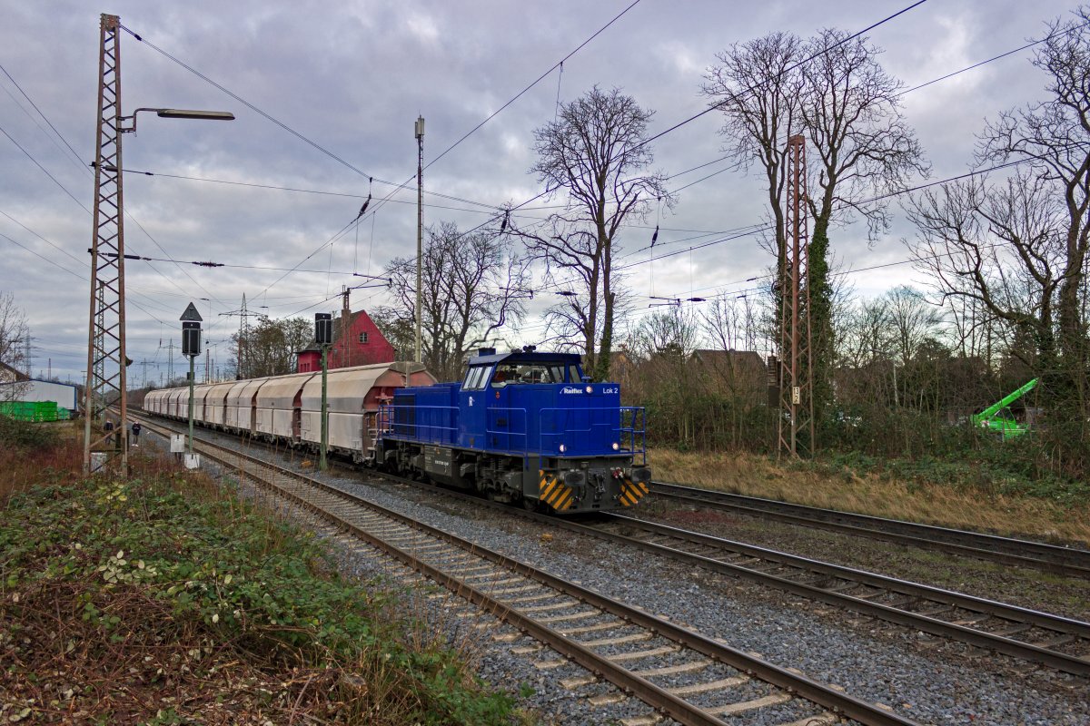 Das in Ratingen ans�ssige Unternehmen Railflex setzt einige Dieselloks der Bauart G1206 ein, unter anderem vor Kalkz�gen zu den Lhoist-Werken in W�lfrath-Rohdenhaus. Mit einem derartigen Zug durchf�hrt Lok 2 am 27.12.21 Lintorf, weniger Kilometer vor dem Abzweig in Richtung W�lfrath.