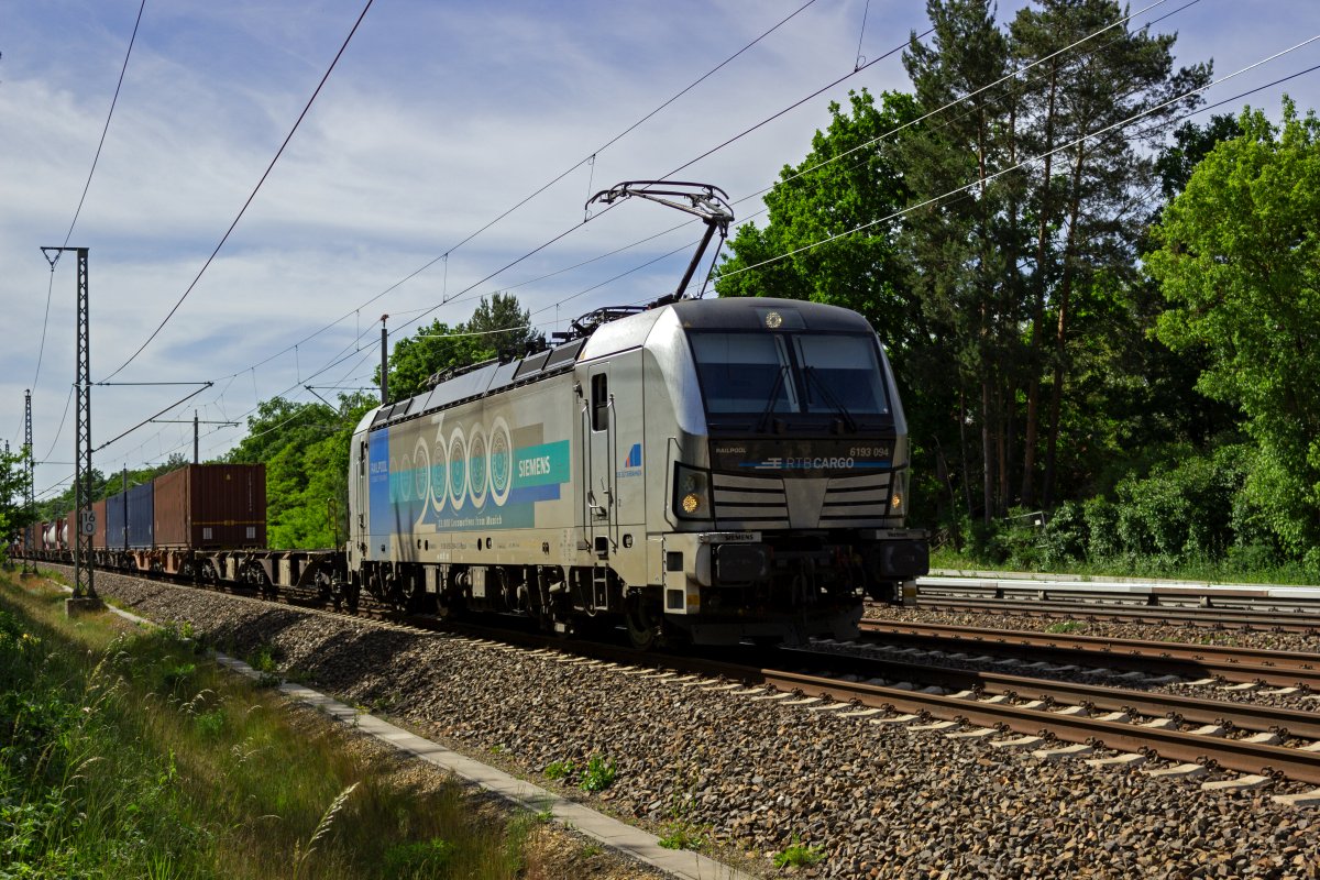 Das Siemens-Werk in M�nchen-Allach hat eine lange Tradition im Lokomotivbau. Die im Jahr 2022 mit der Fabriknummer 23000 abgelieferte 6193 094 von Railpool tr�gt eine Sonderbeklebung, die auf dieses Jubil�um hinweist. Die so gestaltete durchf�hrt hier in Einsatz f�r RTB Cargo Berlin-Friedrichshagen.