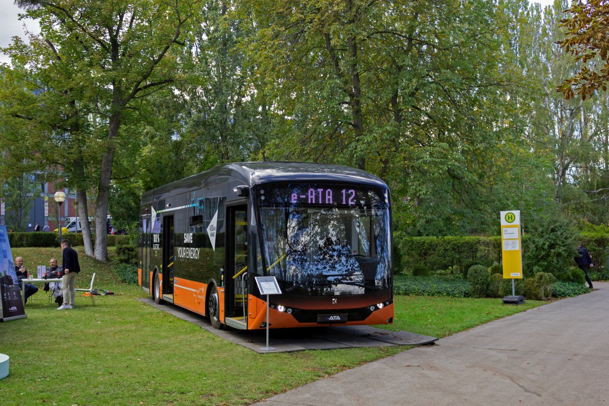 Das t�rkische Unternehmen Karsan hat lange haupts�chlich Lizenzbauten verschiedener Kleintransporter hergestellt. Seit etwa zehn Jahren sind auch selbst entwickelte Busse im Lieferprogramm. Die Baureihe e-ATA war in der 12-Meter-Ausf�hrung auf der InnoTrans ausgestellt.