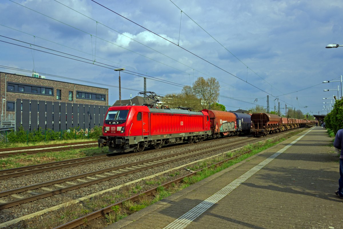 Das war knapp! Unmittelbar auf H�he des Fotografen erscheint 187 168 hinter einem entgegenkommenden G�terzug.