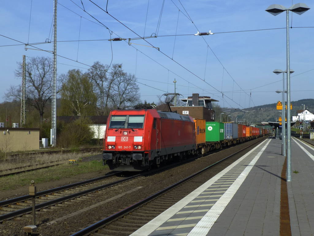 DB 185 241 bei der Durchfahrt in Einbeck-Salzderhelden, 31.3.17