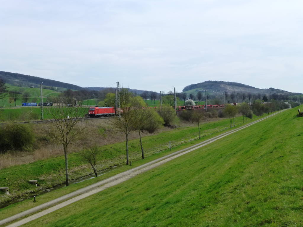 DB 185 296 mit einem G�terzug bei Salzderhelden and der Leine, 31.3.17
