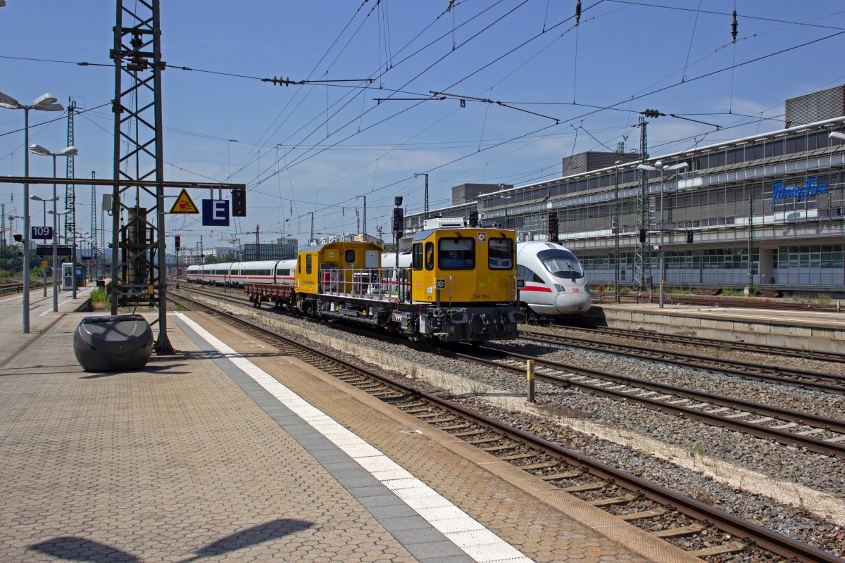 DB Netz beschafft derzeit neue Gleisarbeitsfahrzeuge von Plasser & Theurer, die die Baureihenbezeichnung 746 erhalten. 746 004, bzw., lt NVR, 99 80 9110 004-5 durchf�hrt am 26.06.19 Regensburg. Der kleinere vordere Aufbau enth�lt neben einem F�hrerstand auch den Bedienstand des aus dieser Perspektive nicht erkennbaren Krans.