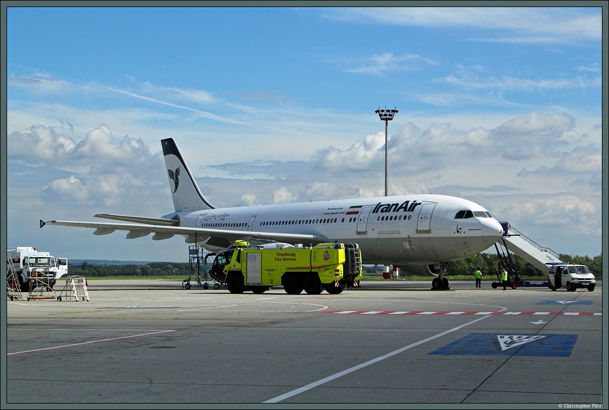 Der A300-600R EP-IBA der Iran Air steht am 21.08.2014 auf dem Vorfeld des Flughafens Budapest Liszt Ferenc und erhält frisches Kerosin.