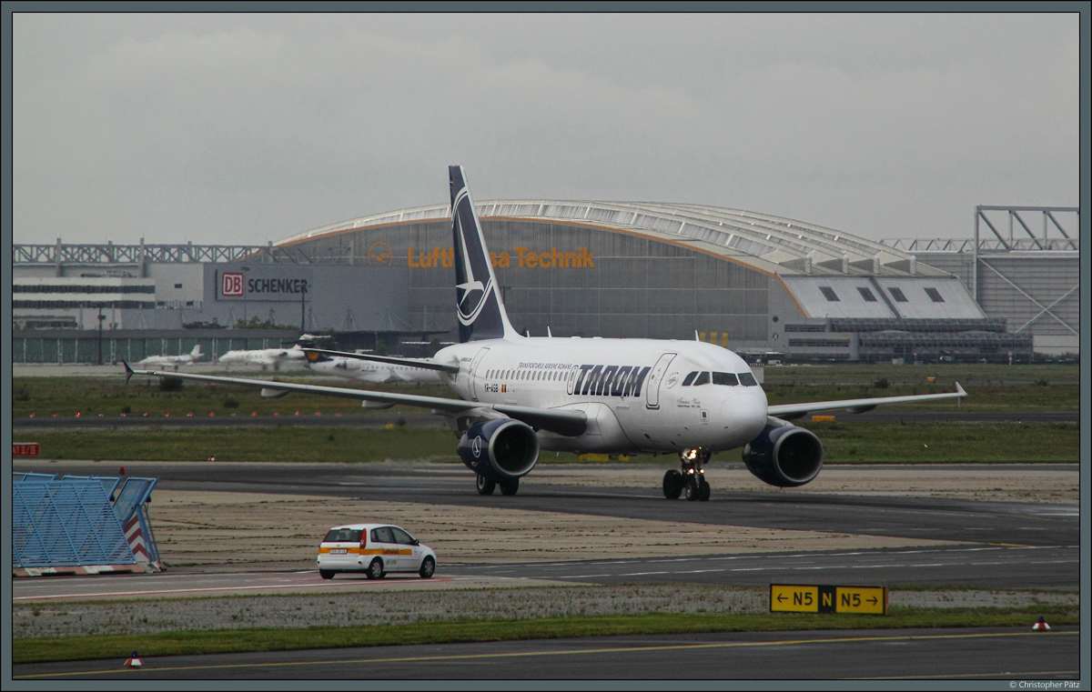Der A318-100 YR-ASB der Tarom rollt am 04.09.2011 über das Vorfeld in Frankfurt (Main). Mit lediglich 80 produzierten Flugzeugen war die kleinste Maschine der A320-Reihe wenig erfolgreich.
