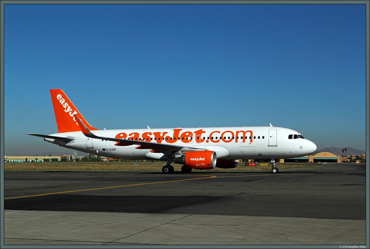 Der A320-214 G-EZWY von EasyJet ist am 25.11.2015 auf dem Flughafen Marrakesch-Menara gelandet und rollt zum Terminal.