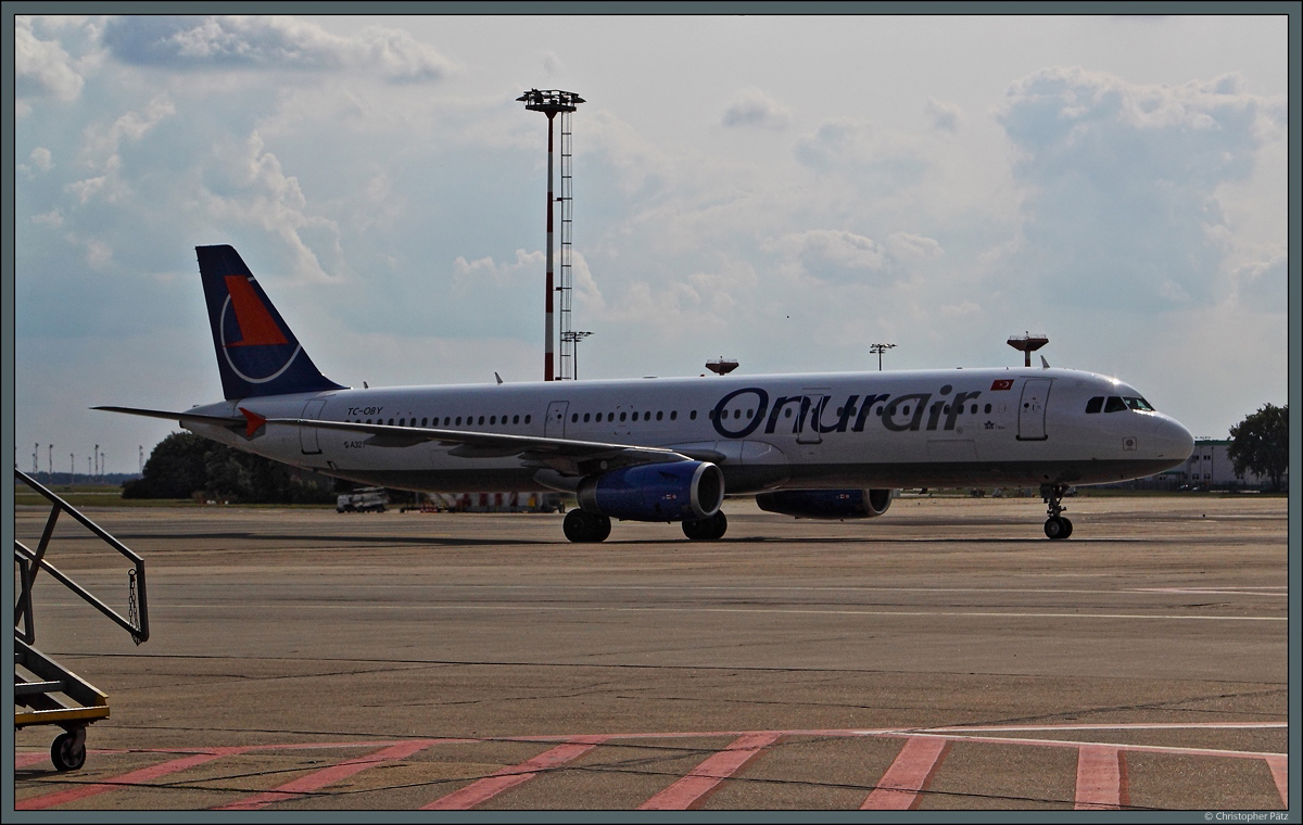 Der A321-211 TC-OBY der Onur Air weilte am 21.08.2014 in Berlin-Schönefeld.