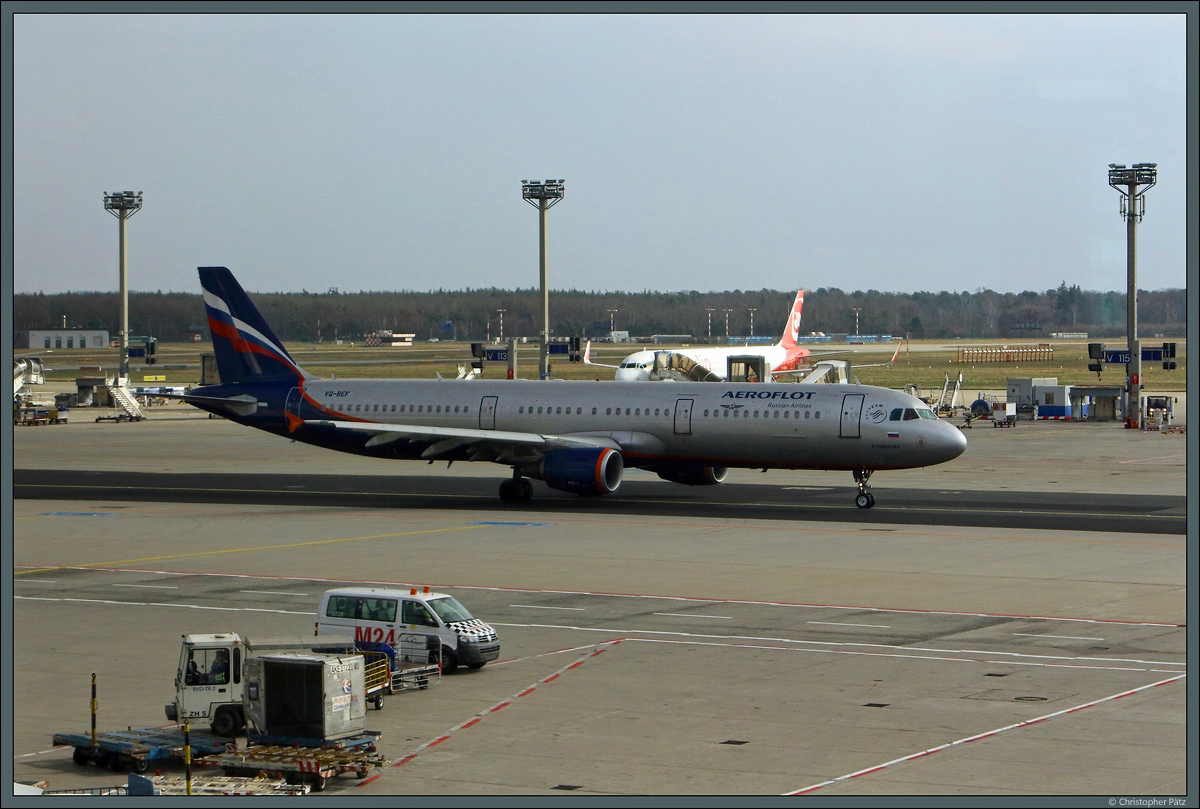 Der A321-211 VQ-BEF der Aeroflot rollt am 17.03.2017 über das Vorfeld der Flughafens Frankfurt/Main.