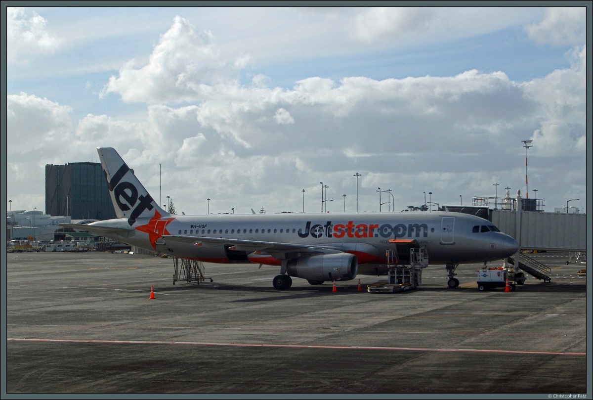 Der Airbus A320-232 VH-VQF der australischen Billigfluggesellschaft Jetstar Airways steht am 29.10.2016 am Gate des Flughafens Auckland.