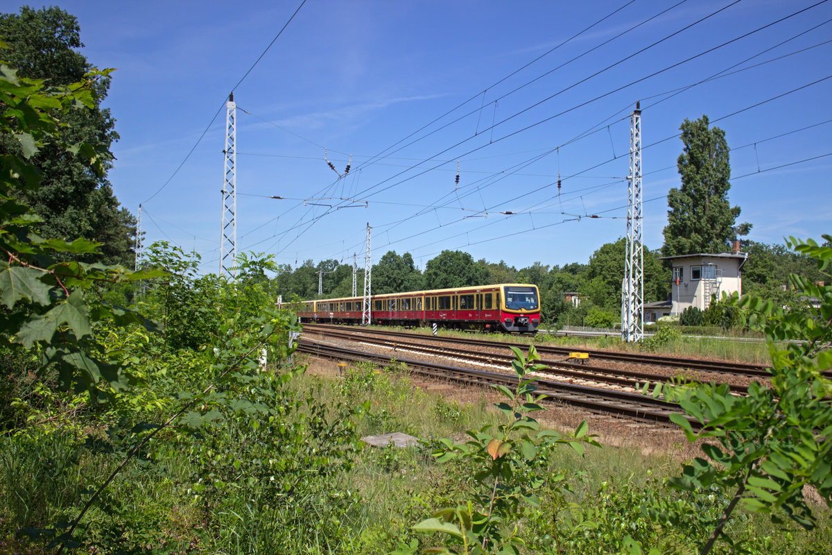Der auf den Namen  Erkner  getaufte 481 090 wird an der Spitze eines Vollzuges nach Erkner in K�rze den S-Bahn-Haltepunkt Berlin-K�penick erreichen.