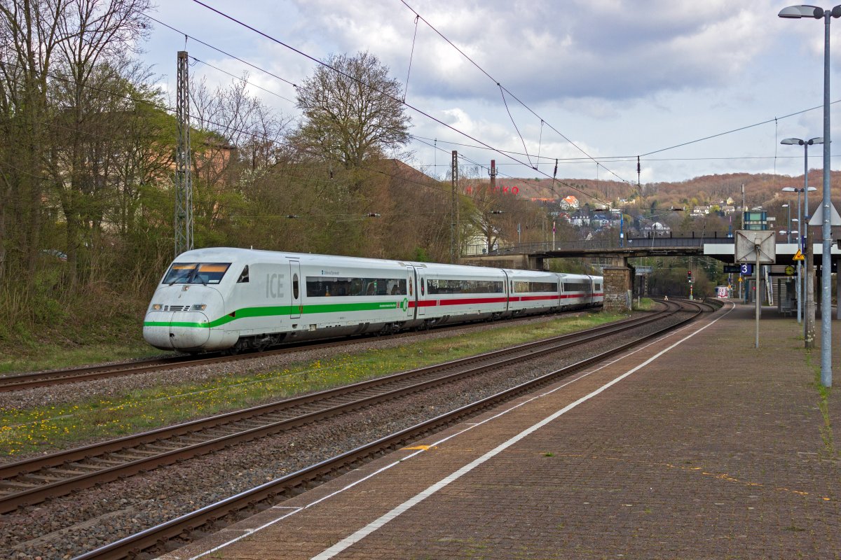 Der auf den Namen L�bbenau getaufte Triebzug 402 021 rollt hier am 03.04.21 auf dem Weg nach K�ln durch Wuppertal-Sonnborn.