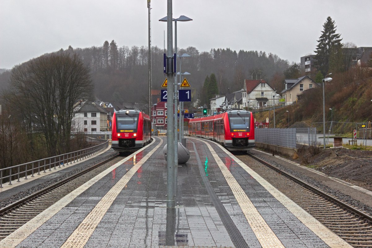 Der Bahnsteig in Kierspe ist lang genug, um mit einer Doppeltraktion vareo-LINT bedient zu werden. Am 24.12.19 kreuzen sich dort 620 016 und 620 020.
