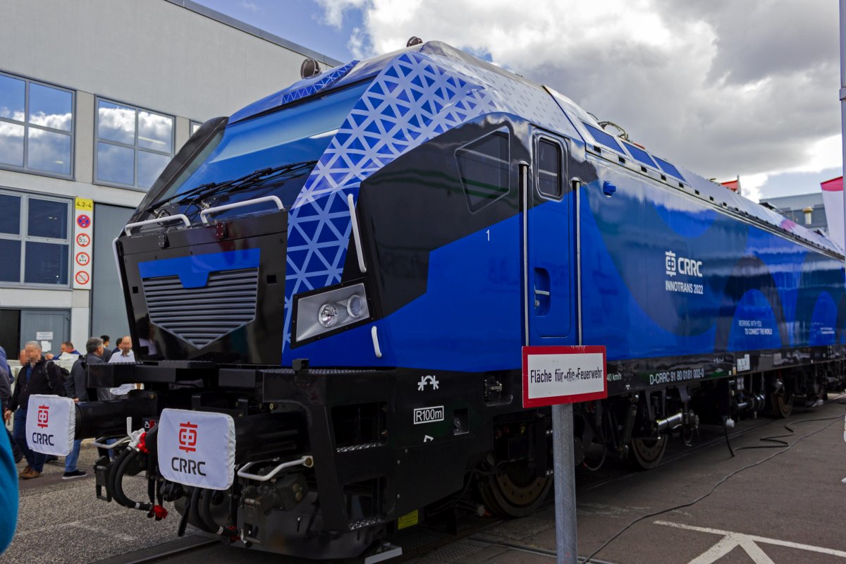 Der chinesische Konzern CRRC entwickelt derzeit verschiedene Fahrzeugtypen f�r den europ�ischen Markt. Die �BB-Tochter Rail Cargo Hungaria ist der erste Kunde f�r die Streckenlok  Bison . F�r den Import �ber das ehemalige Vossloh-Werk in Kiel, das heute ein CRRC-Tochterunternehmen ist, tr�gt die Lok die deutsche NVR-Nummer 91 80 0181 002.