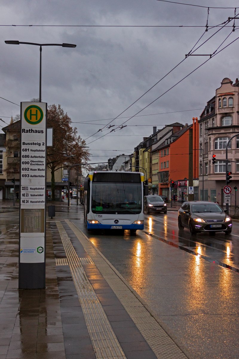 Der Dieselbus-Fuhrpark der Solinger Stadtwerke besteht aus Citros in verschiedenen L�ngen. Wagen 751 erreicht am 28.12.21 die Haltestelle Rathaus.