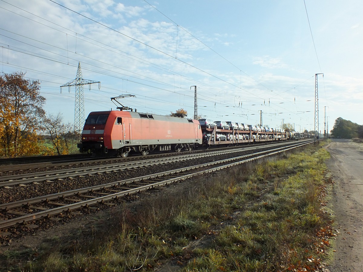 Der erste G�terzug nach fast einer 3/4-Stunde: 152 124 durchf�hrt Saarmund in westlicher Richtung.
