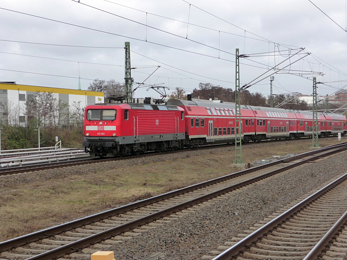 Der Gro�teil des Verkehrs fand nat�rlich wieder mal auf dem von Masten verdeckten Gleis statt. 112 183 mit dem RE3 nach W�nsdorf-Waldstadt in Berlin-S�dkreuz, 28.11.13