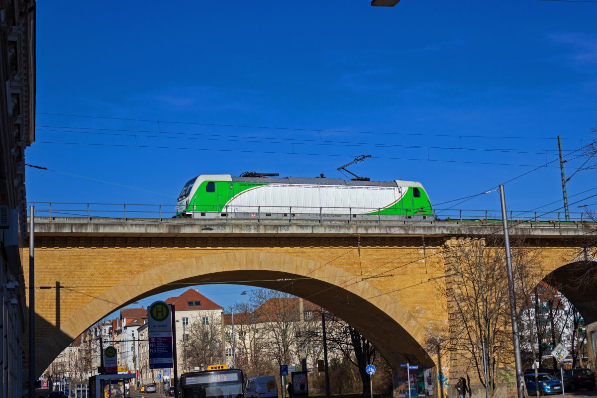 Der Leipziger G�terring �berquert den Stadtteil Wahren auf einem recht langen Viadukt. Oberhalb der Tram-Haltestelle Am Viadukt ist am 07.03.2022 187 302 mit einem G�terzug unterwegs.