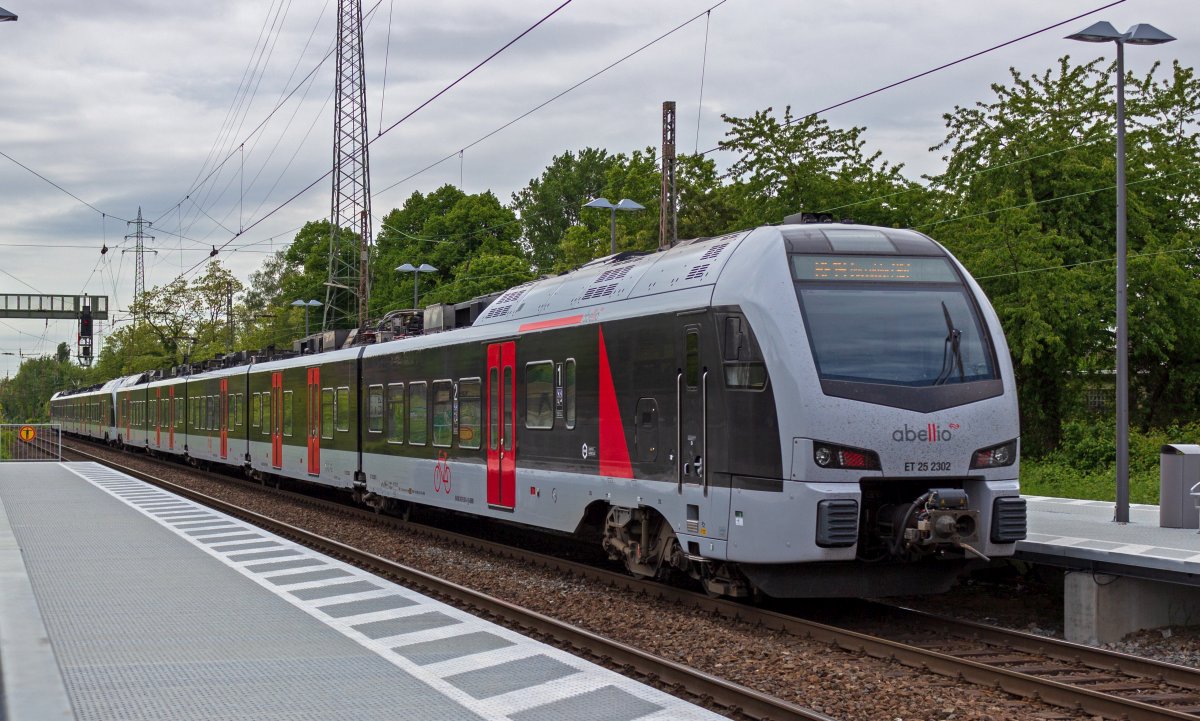 Der Mehrsystemtriebwagen 2429 002, der im internen Bezeichnungssystem von Abellio als ET 25 2302 gef�hrt wird, verl�sst am 16.05.19 am Ende einer Doppeltraktion in Richtung D�sseldorf Oberhausen-Sterkrade.