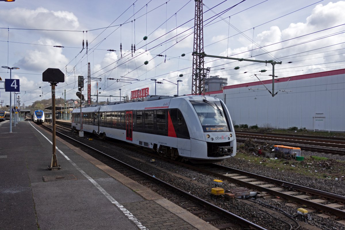 Der Nahverkehr in Wuppertal pr�sentiert sich mittlerweile sehr bunt. Lediglich auf der S-Bahn-Linie S8 ist noch das Verkehrsrot der DB zu finden. 1648 005 von Abellio ist am 03.04.21 auf dem Weg zum Wuppertaler Hauptbahnhof.