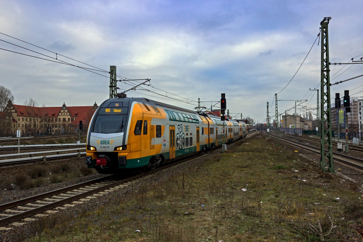 Der n�rdliche Teil der ehemaligen Linie RE2 von Wismar nach Berlin wird seit Dezember 2022 als RE8 zum Flughafen BER gef�hrt. Die Verbindung an die Ostseek�ste geh�rt nach wie vor zum Bedienungsgebiet der ODEG, die weiterhin Triebwagen der Baureihe 445 dort einsetzt. 445 115 f�hrt auf dem Weg nach Wismar in Berlin-Ostkreuz ein.