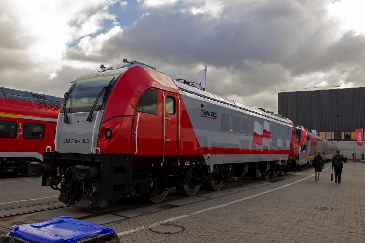 Der polnische Hersteller Newag war au�er mit dem Impuls-Triebwagen auch mit einer sechsachsigen Elektrolokomotive vertreten, die vom Hersteller als Dragon bezeichnet wird. W�hrend die Lok auf der Innotrans noch die etwas sperrige Herstellerbezeichnung E6ACTa-002 trug, wurde sie einige Monate sp�ter an PKP Caargo verkauft und besitzt mittlerweile die Bezeichnung ET25-002.