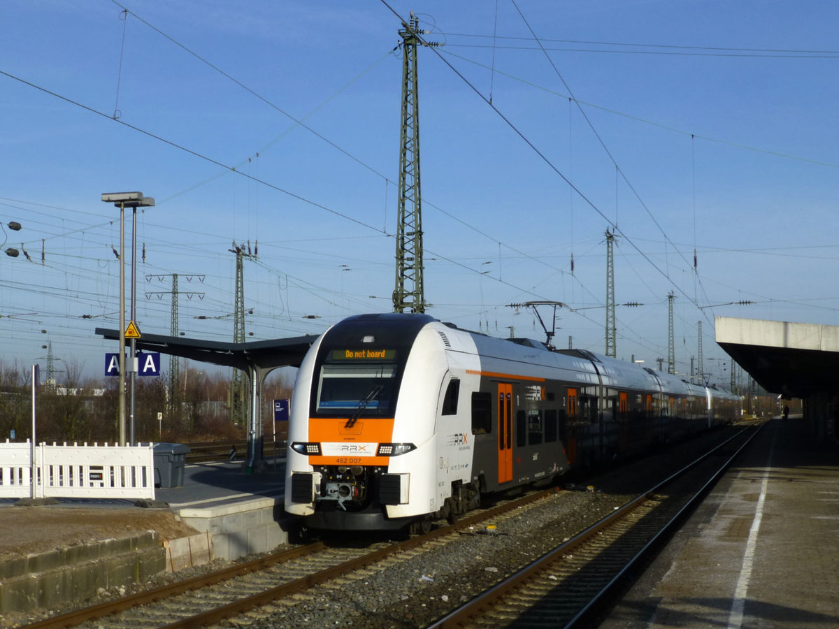 Der RRX (462 007) nach Dortmund-Not Board steht am 23.2.2019 auf dem hinteren Bahnsteig in Hamm bereit.