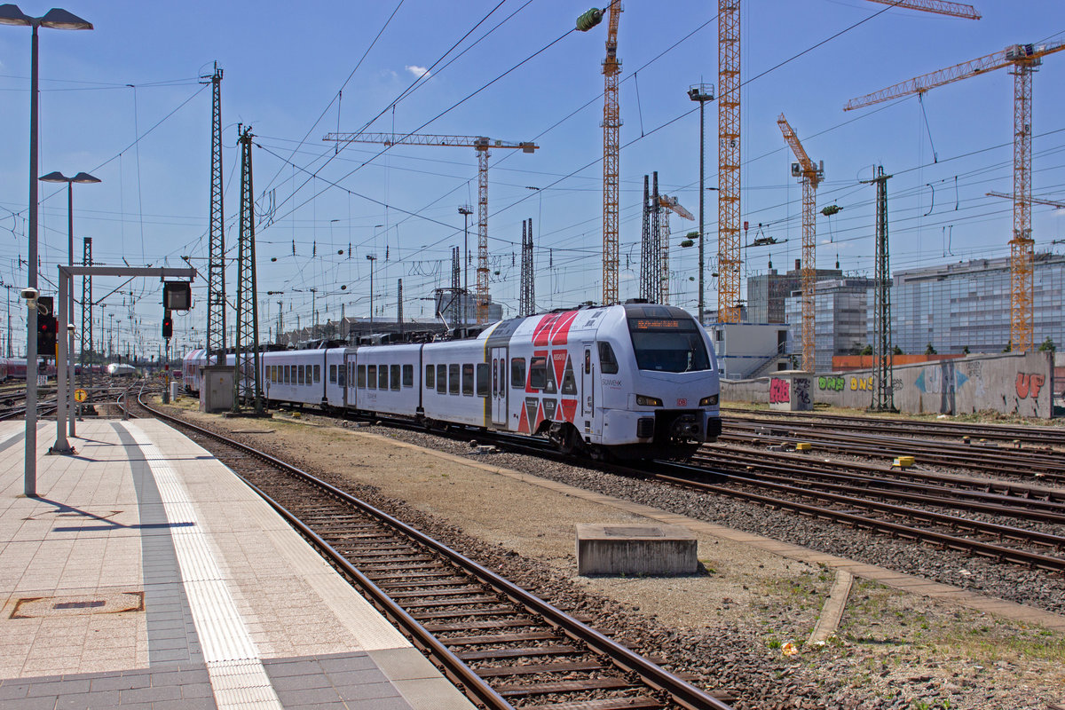 Der S�wex-FLIRT 429 111 erreicht als RE2 von Koblenz kommend Frankfurt.
