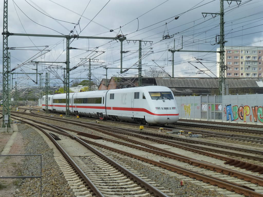 Der Testzug  ICE S  (DB 410.1) ist Ende April '16 auch in Erfurt unterwegs. Hier verl�sst der kurze Zug den Hauptbahnhof in Richtung VDE 8.1, hinten 410 102.