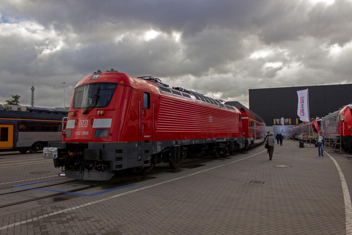 Der tschechische Hersteller Skoda hat f�r den Betrieb der RegionalExpress-Z�ge �ber die Schnellfahrstrecke zwischen M�nchen und N�rnberg sechs Doppelstockgarnituren hergestellt, die mit einer Lok der Baureihe 102 (Skoda-Bezeichnung 109E) bespannt werden. Eine auf drei Wagen verk�rzte Garnitur mit 102 006 am Ende stand auf der Innotrans.