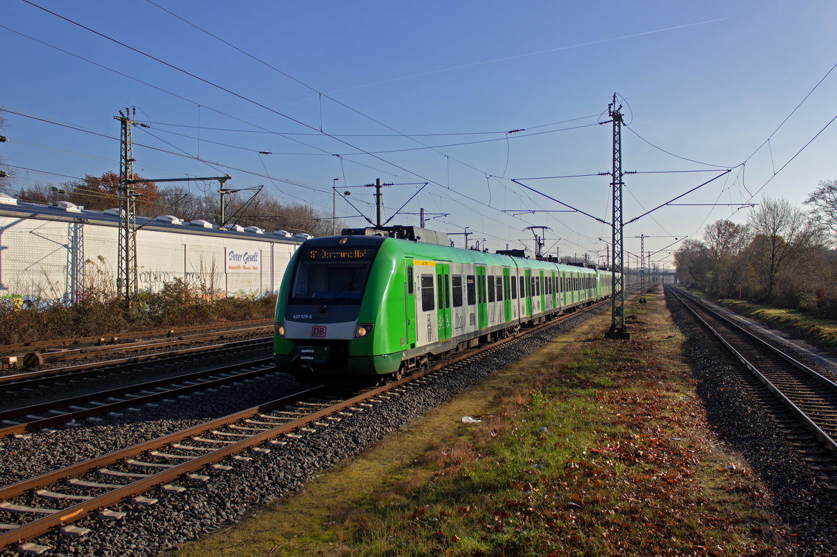 Der VRR hat f�r die S-Bahn Rhein-Ruhr eine neue einheitliche Farbgebung designt, die haupts�chlich aus gr�n und grau besteht und an den Seitenw�nden Sehensw�rdigkeiten aus der Region darstellt. Eine Doppeltraktion 422 mit TZ 422 025 an der Spitze erreicht am 04.12.2019 D�sseldorf-Eller.