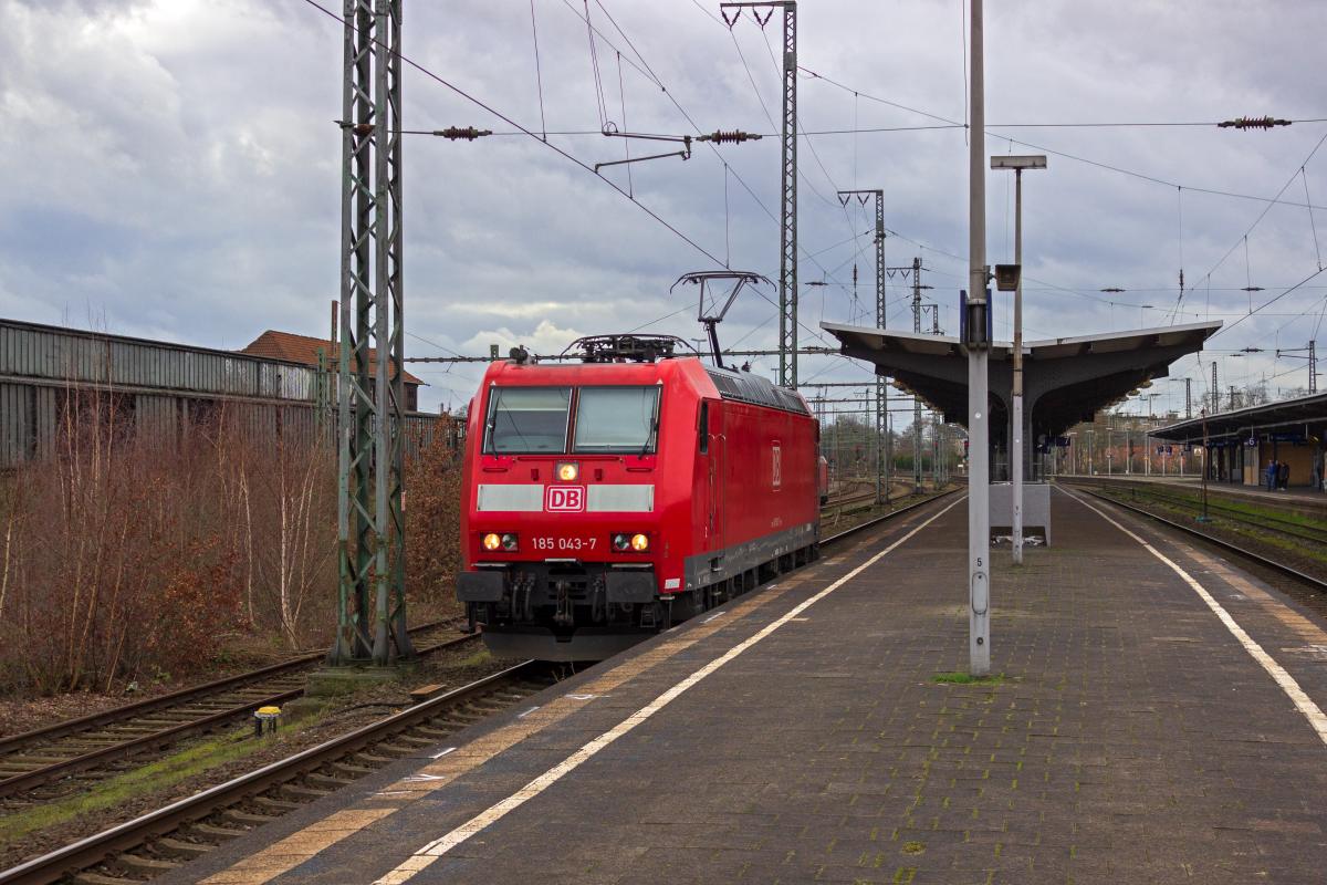 Die 185 043 hat das Abstellgleis hinter den Wanne-Eickeler Bahnsteiggleisen verlassen und ist vermutlich auf dem Weg in den G�terbahnhof.