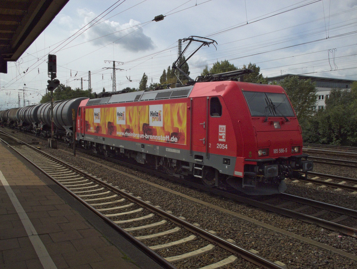 Die 185 586 von Rhein-Cargo (fr�her HGK) ist ein echter  Heizprofi , wenn man ihrer Werbung Glauben schenken darf. Passend dazu hatte sie am 22.08.14 in Hamm einen Kesselwagenganzzug am Haken.