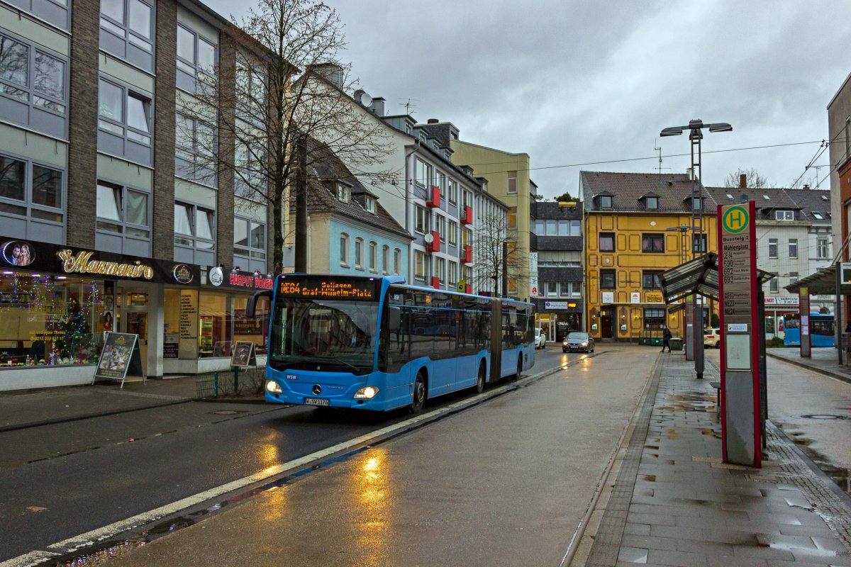 Die in den 1980er- und 90er-Jahren vom VRR eingef�hrten CityExpress-Linien sind mittlerweile nur noch eine Randerscheinung im Nahverkehr im Ruhrgebiet. In Wuppertal gibt es mit der Linie CE64 noch eine einzige t�glich verkehrende Linie, die eine Verbindung zwischen Wuppertal-Elberfeld und Solingen herstellt. Wagen 1176, einer der ersten Citaro 2 der WSW, hat in K�rze das Ziel am Solinger Graf-Wilhelm-Platz erreicht.