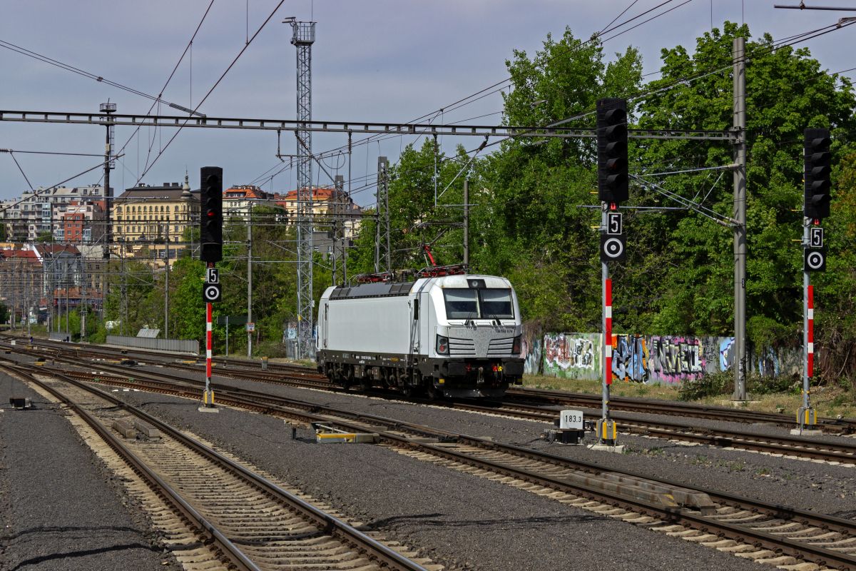 Die ČD setzt zahlreiche gemietete Vectron-Lokomotiven ein, die teilweise komplett in wei� ohne ersichtliche Logos unterwegs sind. 193 574 ist eine dieser Lokomotiven, die hier als Leerfahrt durch Vršovice f�hrt.