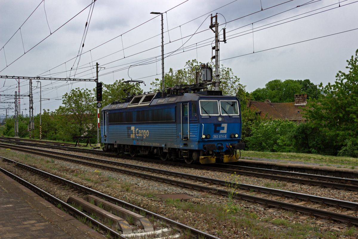 Die 363 074 geh�rt der Cargo-Sparte der tschechischen Staatsbahn. Am 24.04.24 rollt die Lok aus dem Rangierbahnhof Maloměřice kommend durch den Bahnhof Brno-Židenice.