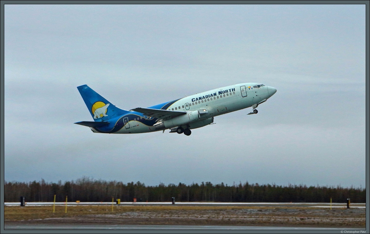 Die 737-200C C-GDPA der Canadian North hebt am 21.10.2022 am Flughafen von Yellowknife ab.