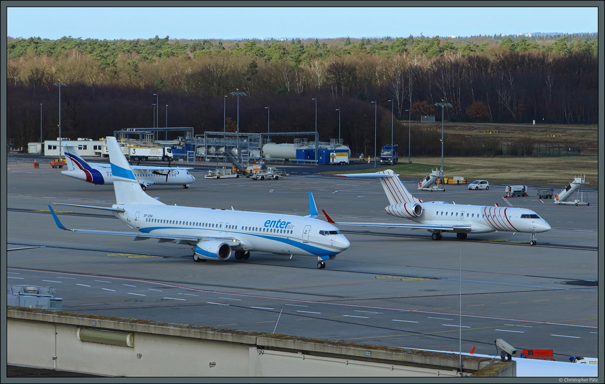 Die 737-800 SP-ESH der Enter Airlines steht am 23.02.2022 neben der CS-DOU der MasterJet in Köln/Bonn.