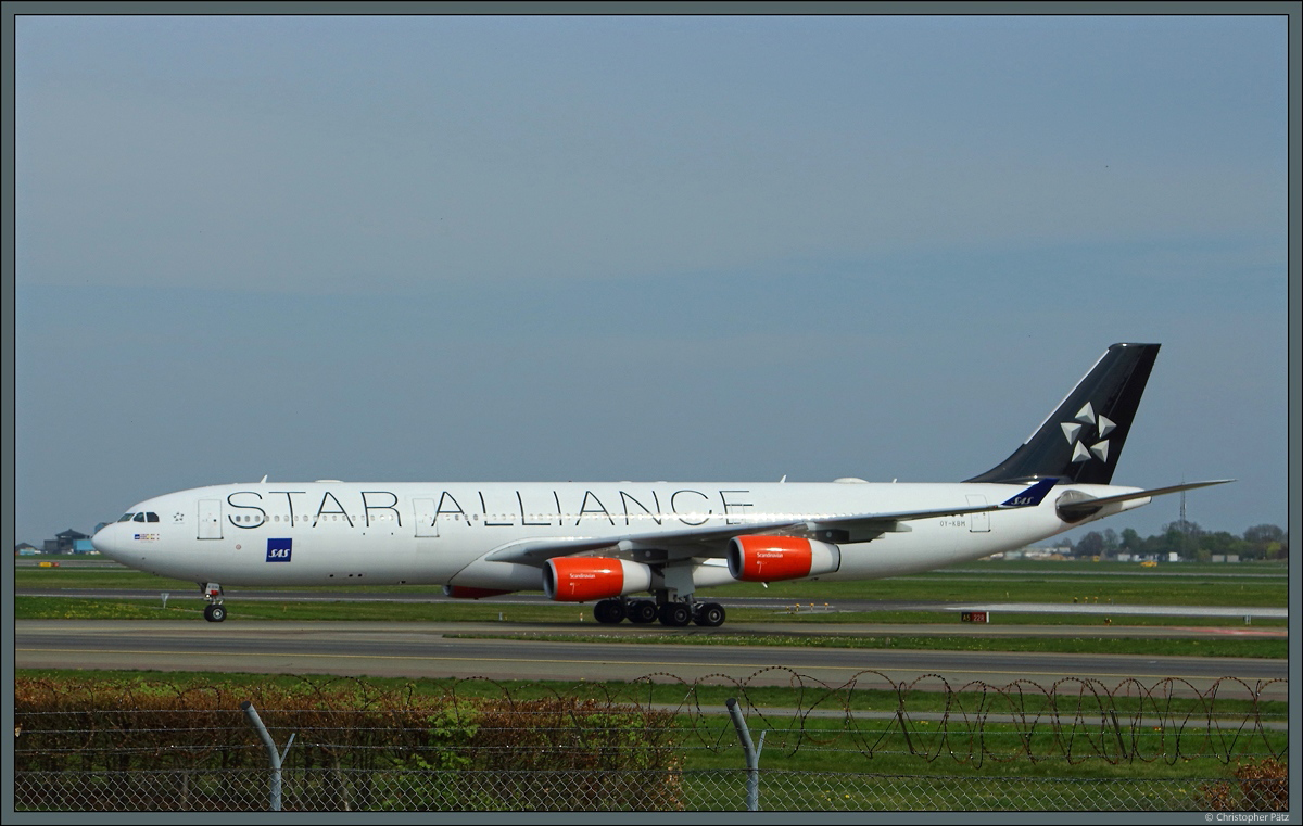 Die A340-300 OY-KBM der SAS in Star-Alliance-Lackierung rollt am 26.04.2019 von der Piste des Flughafens Kopenhagen. 