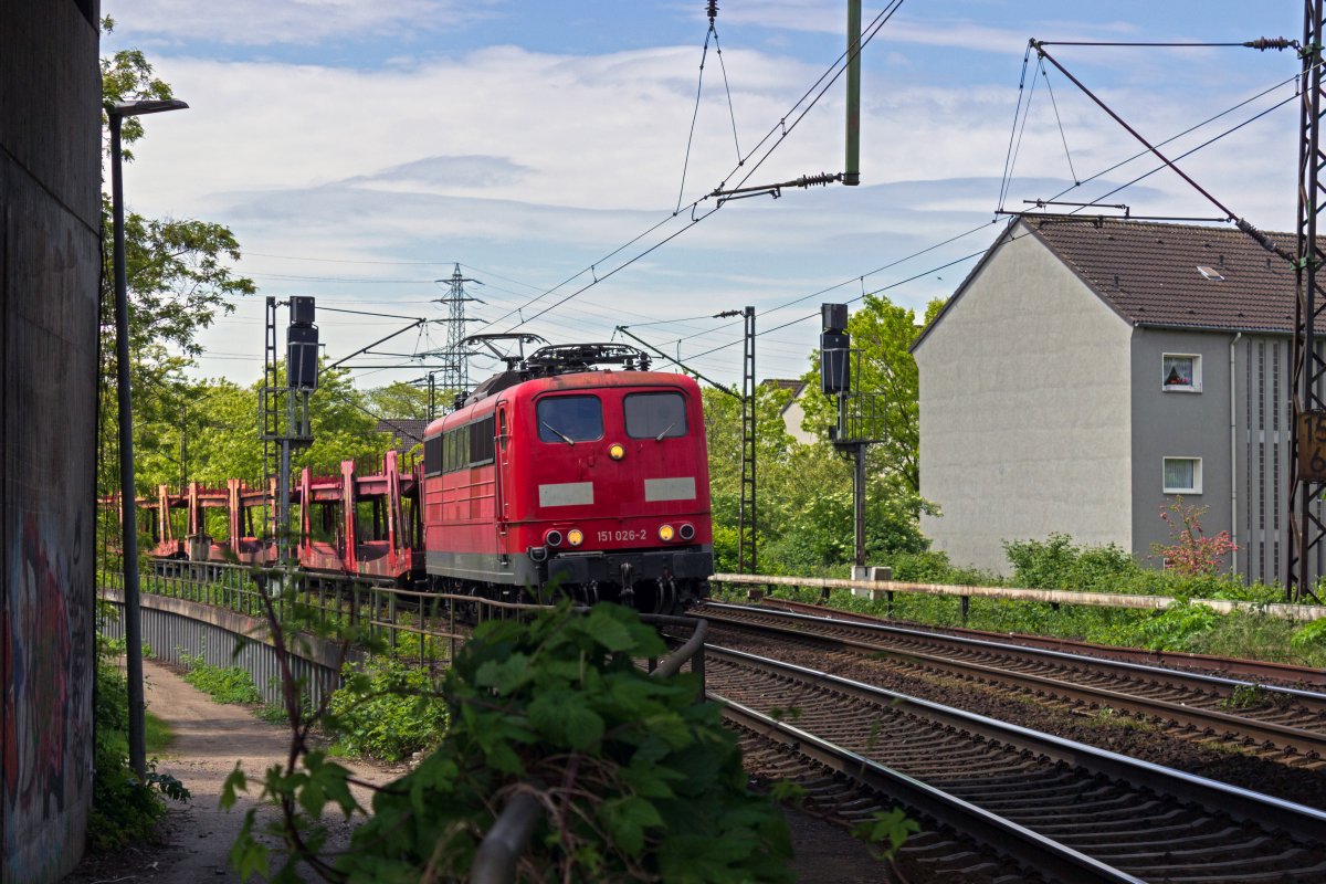 Die �ra sechsachsiger Lokomotiven im G�terzugdienst der DB neigt sich schon seit einigen Jahren dem Ende entgegen. 151 026 rollt am 16.05.19 dem G�terbahnhof Oberhausen-Osterfeld entgegen. Etwa ein halbes Jahr sp�ter wurde die Lok im Stillstandsmanagement der DB abgestellt.