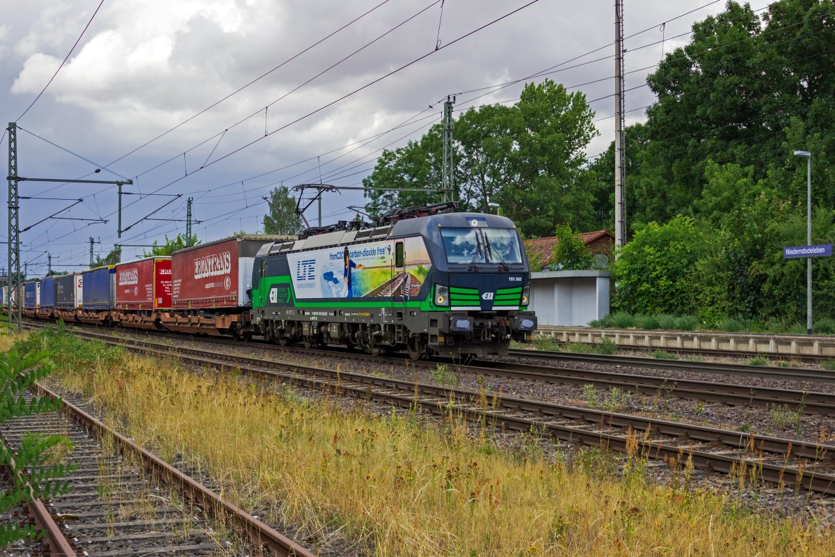 Die an die �sterreichische Firma LTE vermietete 193 262 wirbt f�r die gute Klimabilanz des Schieneng�terverkehrs. Passend dazu macht der Trailerzug, den die Lok transportiert eine gro�e Zahl an LKW-Fahrten �berfl�ssig.