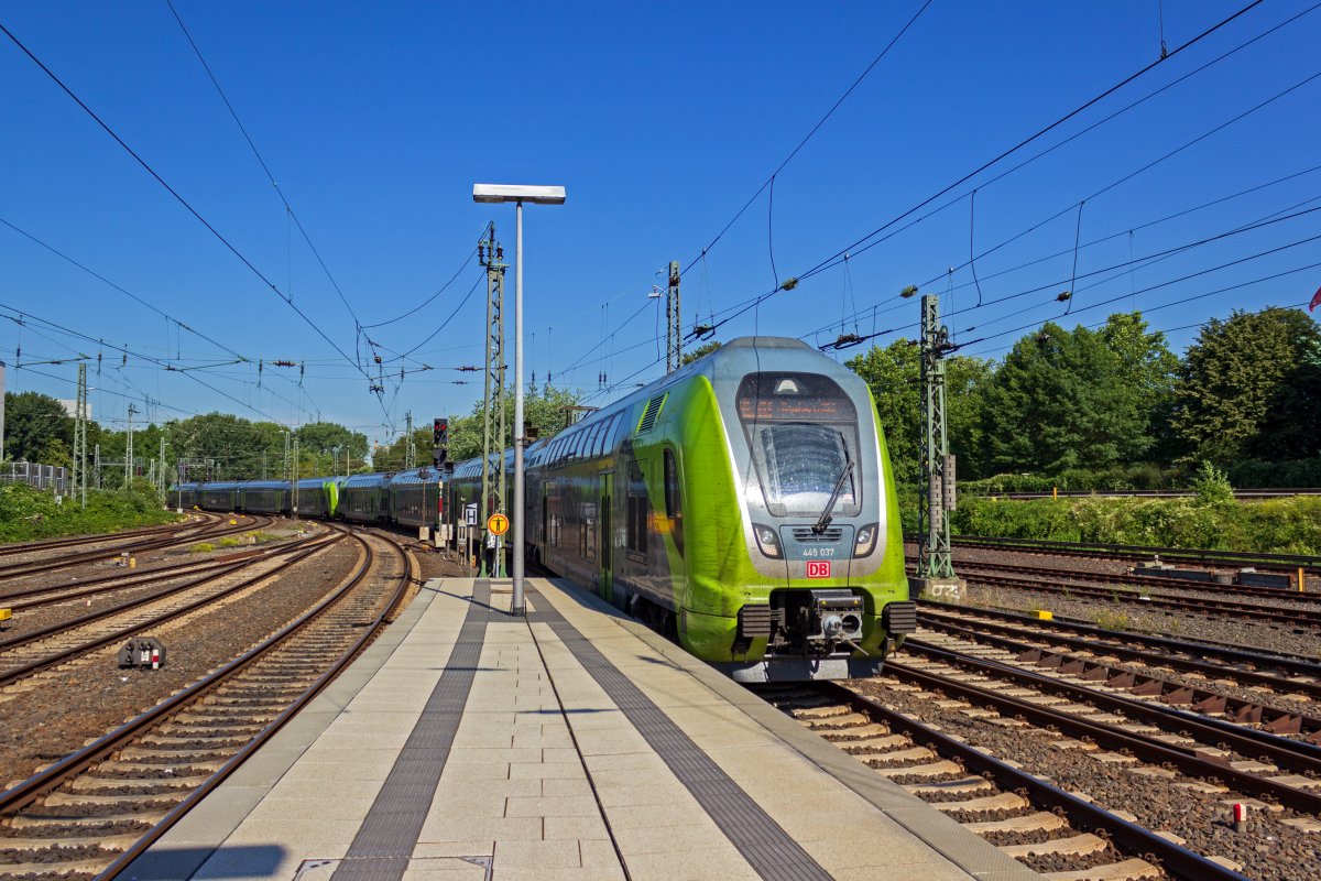 Die angetriebenen Doppelstock-Steuerwagen der Baureihen 445 und 446 sind im UIC-Nummernregister als Lokomotiven eingeordnet, da es sich nicht um fest zusammengestellte Einheiten handelt, sondern die Mittel- und Endwagen beliebig getauscht werden können. In diesem aus Kiel kommenden RE70 sind neben insgesamt vier Mittelwagen die Triebwagen 445 037, 023, 030 und 018 eingereiht.