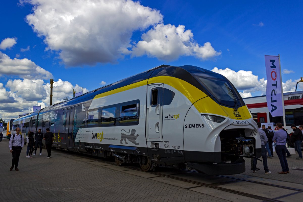 Die baden-württembergische Seite des Wasserstoff-Triebzugs 90 80 0563 001/101, fotografiert auf der InnoTrans 2022.