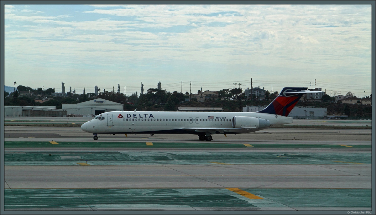 Die Boeing 717-231 N924AT der Delta Air Lines rollt am 29.10.2016 zur Startbahn am Los Angeles International Airport. Die 717 wurde ursprünglich als MD-95 von McDonnell Douglas entwickelt. Mit Übernahme des Unternehmens durch Boeing 1997 wurde das Modell nun als Boeing 717 vertrieben. Mangels Nachfrage wurde die Produktion 2006 eingestellt.
