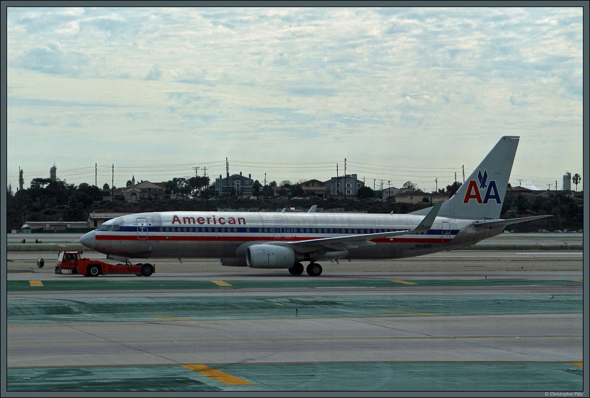 Die Boeing 737-823 N848NN der American Airlines - noch in der alten silbernen Lackierung - wird am 29.10.2016 über das Vorfeld des Los Angeles International Airport geschleppt. 