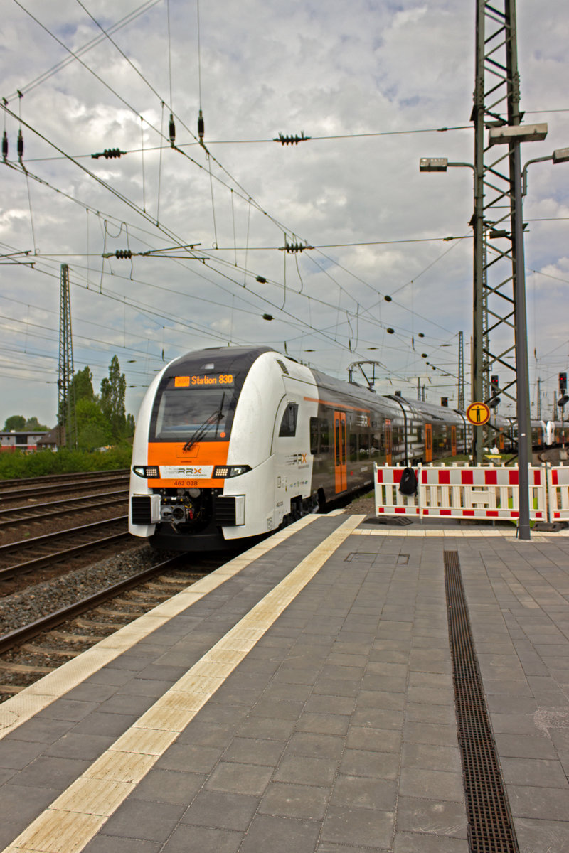 Die brandneuen und noch nicht abgenommenen Desiro HC-Triebz�ge 462 028 und 462 029 waren am 24.04.19 auf �berf�hrungsfahrt unterwegs und pausierten um die Mittagszeit kurch in Hamm, hier bei der Einfahrt in das im Personenverkehr kaum genutzte Gleis 13.