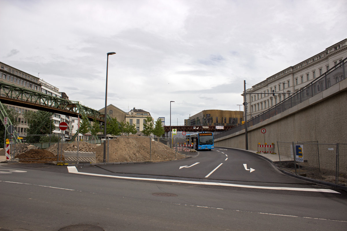 Die Busse der WSW nutzen auf einem kurzen Teilst�ck zwischen Morianstra�e und Islandufer bereits die neue Unterf�hrung der B7. Hier steht am 08.06. der ebenfalls nagelneue Bus 1764 an der Betriebshaltestelle am Islandufer.