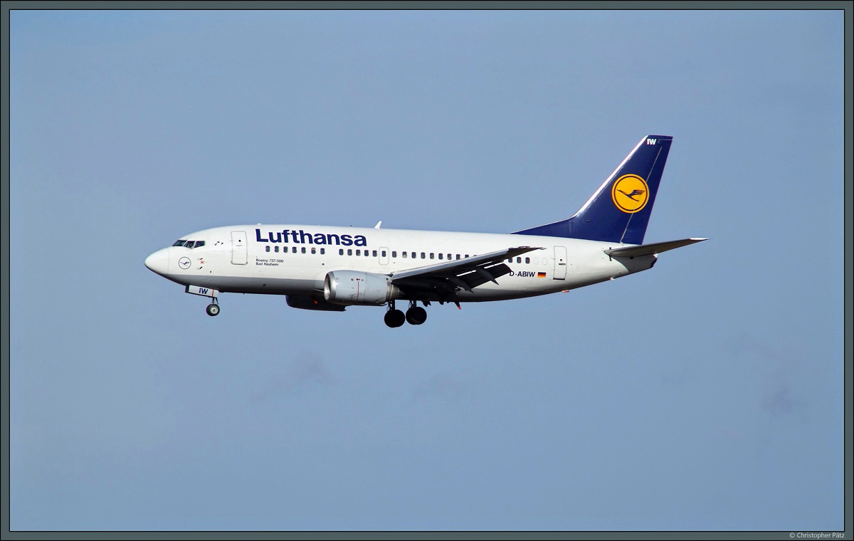 Die D-ABIW  Bad Nauheim  (737-530) der Lufthansa ist am 27.02.2010 im Endanflug auf Dresden.