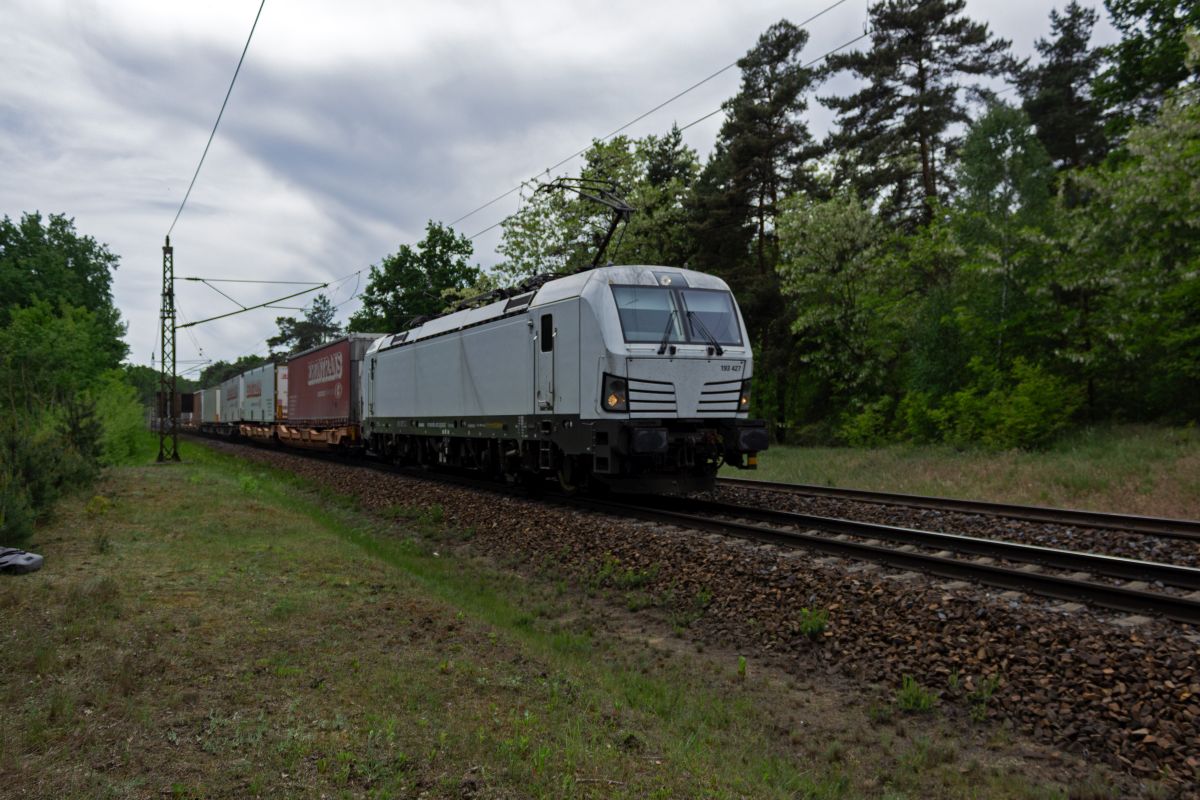 Die von ELL an die Firma LTE vermietete 193 427 durchf�hrt am 21.05.25 mit einem Trailerwagenzug das Waldgebiet nahe Ludwigsfelde-Struveshof auf dem Weg in Richtung Osten.