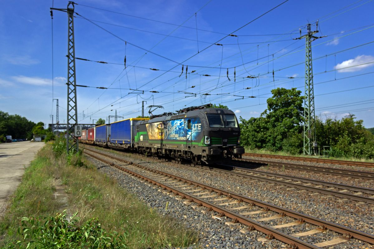 Die von ell an LTE vermietete 193 232 durchf�hrt am 24.08.23 mit LKW-Trailern den Bahnhof Saarmund.